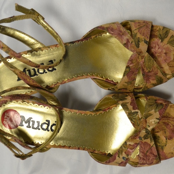 Stunning tapestry design Heels by Mudd. - Picture 5 of 5